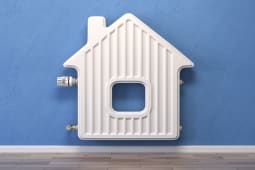 Un radiateur en forme de maison.
