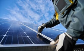 Quelqu'un installe des panneaux photovoltaques.