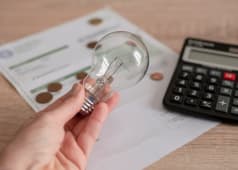 Une ampoule et une calculatrice.