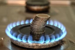 Une gazinire avec au centre une pile de pices de monnaie.
