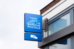 Une enseigne La Banque Postale.