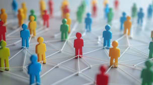 Des figurines lies par un fil