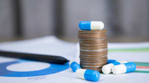 Des mdicaments et une pile de pices de monnaie.