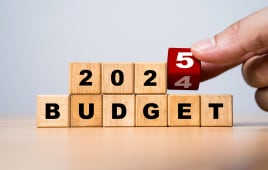 des cubes de bois sur lesquels est inscrit budget 2025.