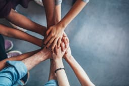 Un groupe de personnes.
