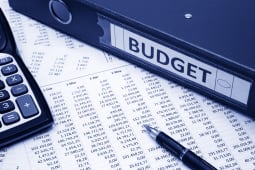 Un classeur sur lequel est inscrit budget.