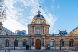Le snat critique les anciens gouvernements sur la situation budgtaire.