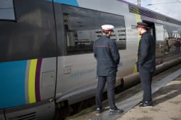 Combien sont pays les contrleurs de train SNCF ?
