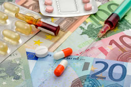 Des mdicaments et des billets de banque.