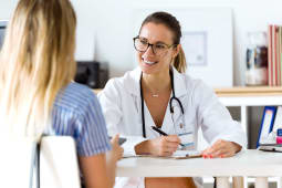 Une femme chez le mdecin.