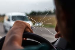 Un conducteur regarde son pare-brise fl.