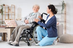 Combien a cote de rester  son domicile pour une personne ge ?