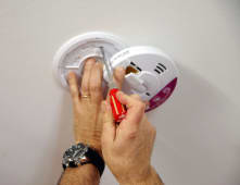 Installation d'un dtecteur de monoxyde de carbone.