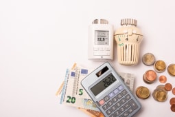 Une calculatrice, des billets et un thermostat.