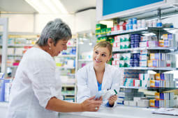 Une pharmacienne donne des explications  une femme sur des mdicaments.