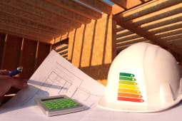 Un casque de chantier avec une chelle de performance nergtique et une calculatrice.