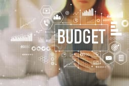 Un panneau budget et plusieurs symboles.