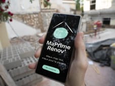 Un tlphone affichant le logo de l'aide  la rnovation nergtique MaPrimeRenov'