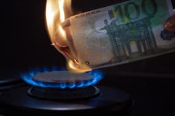 Un billet de 100 euros  ct d'une gazinire.