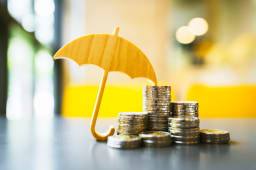Un parapluie et des piles de pices de monnaie.