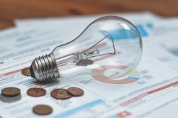 Une ampoule et des pices de monnaie