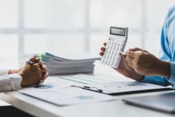 Quelqu'un qui montre une calculatrice.