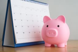 Un calendrier et une tirelire.