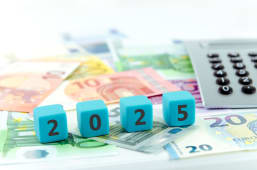 2025, des billets de banque et une calculatrice.