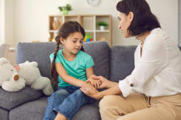 Une femme et un enfant se tiennent les mains.