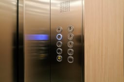 Les frais d'un ascenseur sont levs