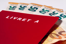 Une chemise avec inscrit livret A et des billets de 50 euros.