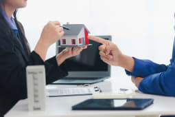 Une maison miniature dsigne et un contrat.
