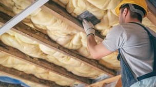 Un homme ralise des travaux de rnovation nergtique.