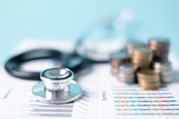 Un stthoscope et des pices de monnaie.