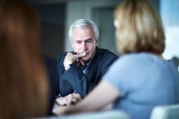 Un homme l'air proccup 