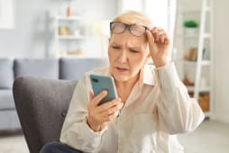 Une personne regarde son tlphone l'air tonn.