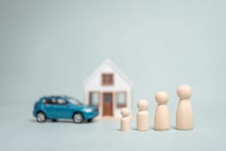 Une maison et une voiture miniatures