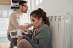 Un homme et une femme prs d'un radiateur.