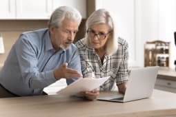 Un homme et une femme se posent des questions devant une facture.