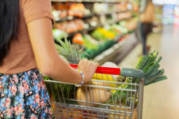 Une femme fait ses courses dans un supermarch.