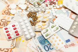 Des mdicaments et des billets.