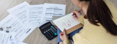 Des factures et un calendrier.