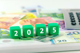 L'inscription 2025 avec des billets et une calculatrice.