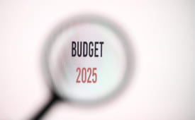 L'inscription budget 2025 observe  la loupe.