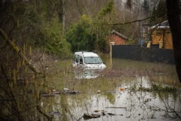 Une voiture inonde.