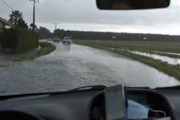 Des voitures sur une voie inonde.