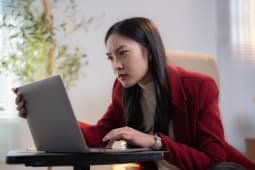 Une femme inquite devant son ordinateur