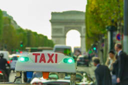 Un taxi  Paris, prs de l'Arc de Triomphe.
