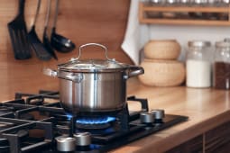 Une casserole sur une gazinnire.