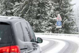 Une voiture sur une route de montagne.